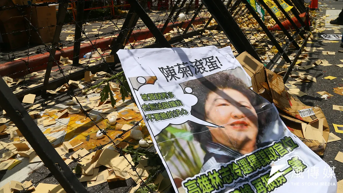 台灣民意基金會27日公布最新民調,有43%基本上認為陳菊出任監察院長是適當的,但也有43%的人認為不適當。圖為民眾將印有陳菊的看板放置拒馬前,要求拒絕酬庸退回提名。(資料照,顏麟宇攝)