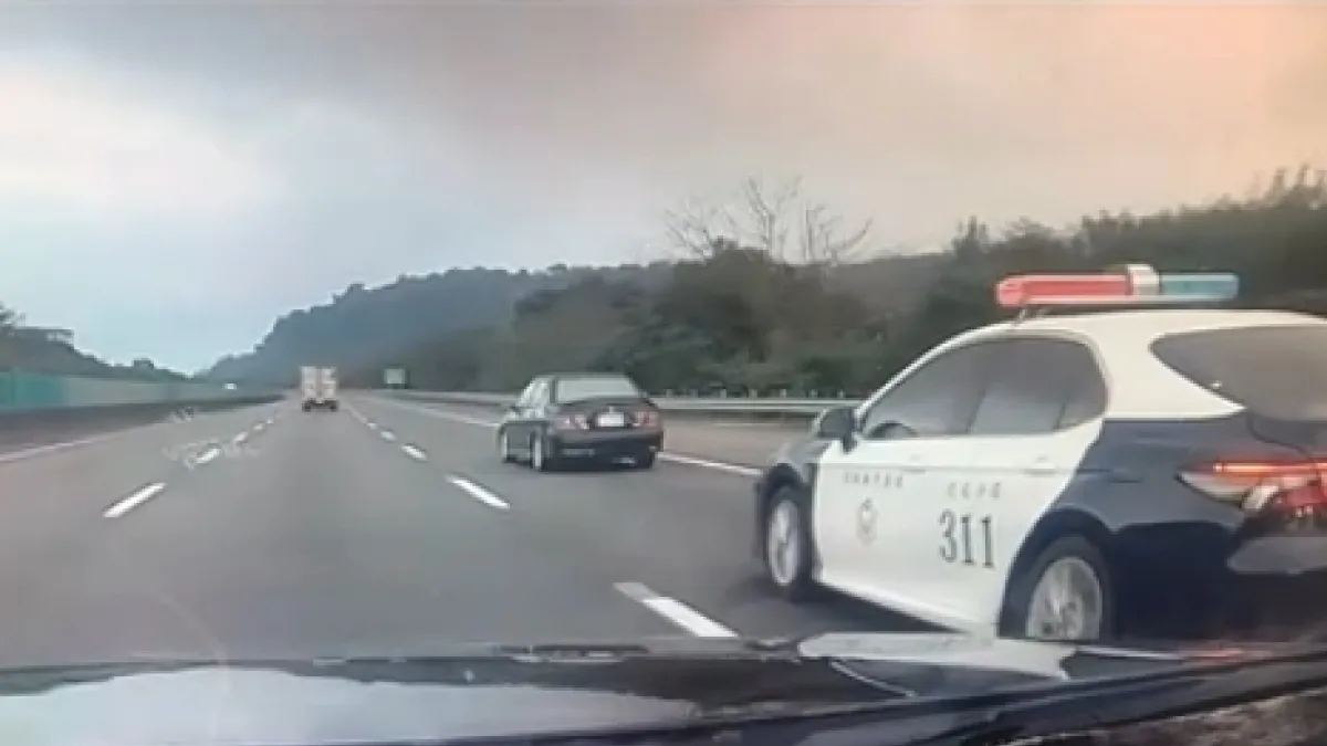 藍色自小客一路蛇行、狂飆自台78線轉上國道3號,追捕過程遭民眾拍下。(圖/翻攝自爆料公社)