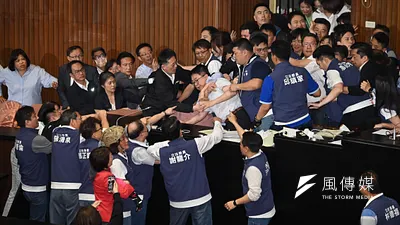 立法院國民兩黨17日爆發嚴重肢體衝突,有4名綠委送醫,民進黨喊話立法院長韓國瑜停止開會、重返黨團協商。(陳昱凱攝)