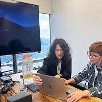 營養學系畢業的吳芯芸靠著高分署的「青年就業旗艦計畫」,迅速掌握採購工作流程,在職場上站穩腳步。 營養學系畢業的吳芯芸靠著高分署的「青年就業旗艦計畫」,迅速掌握採購工作流程,在職場上站穩腳步。