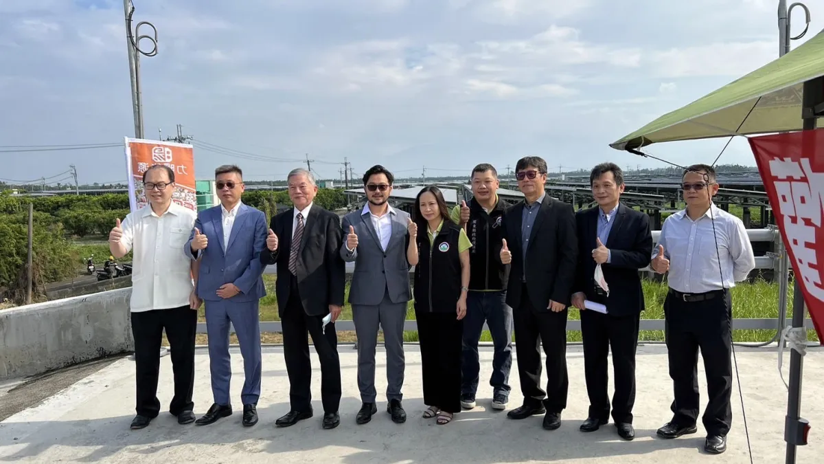 中租南台灣最大分散式太陽能電廠啟用,左起:中租能源副總經理謝明宏、力暘集團總裁古勝輝、行政院副院長沈榮津與力暘董事長黃志文等人。(圖/中租提供)