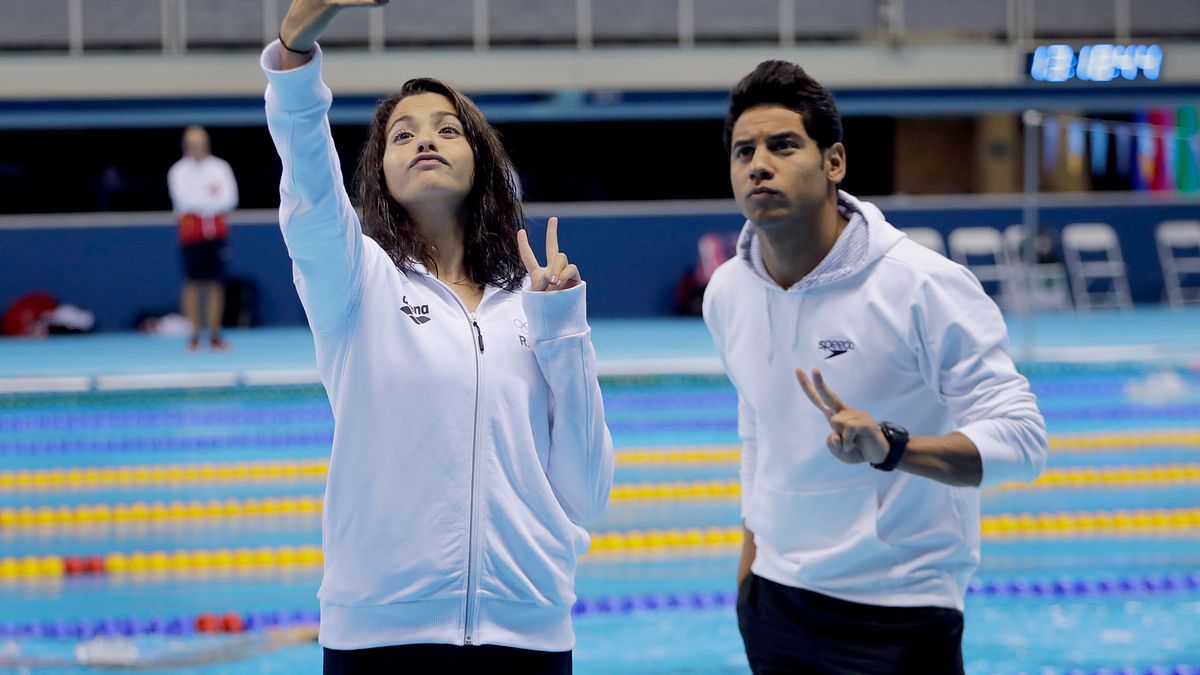 難民奧運隊的敘利亞泳將安尼斯(Rami Anis)與瑪蒂尼(Yusra Mardini)在水道旁合影。(美聯社) 難民奧運隊的敘利亞泳將安尼斯(Rami Anis)與瑪蒂尼(Yusra Mardini)在水道旁合影。(美聯社)