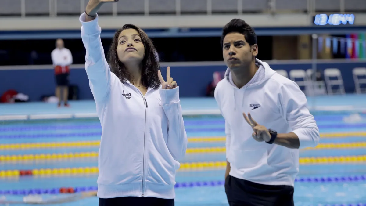 難民奧運隊的敘利亞泳將安尼斯(Rami Anis)與瑪蒂尼(Yusra Mardini)在水道旁合影。(美聯社)
