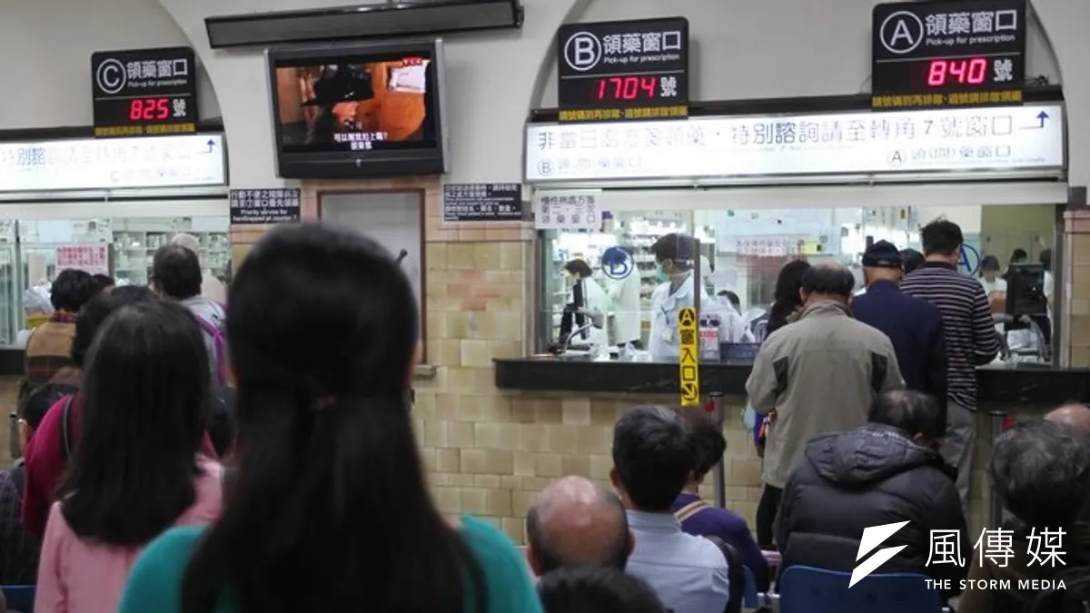 民眾出國如果發生緊急醫療事件,回國雖可憑單據申請退費,但健保署提醒退費仍有上限,民眾出國最好先保意外險。(余志偉攝)