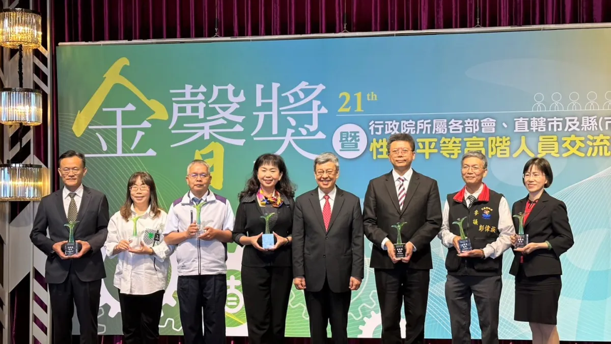 台中市政府推動性別平等獲行政院金馨獎及故事獎,台中市政府社會局長廖靜芝、環境保護局副局長商文麟代表市府北上,接受行政院長陳建仁頒獎表揚。(圖/台中市政府)
