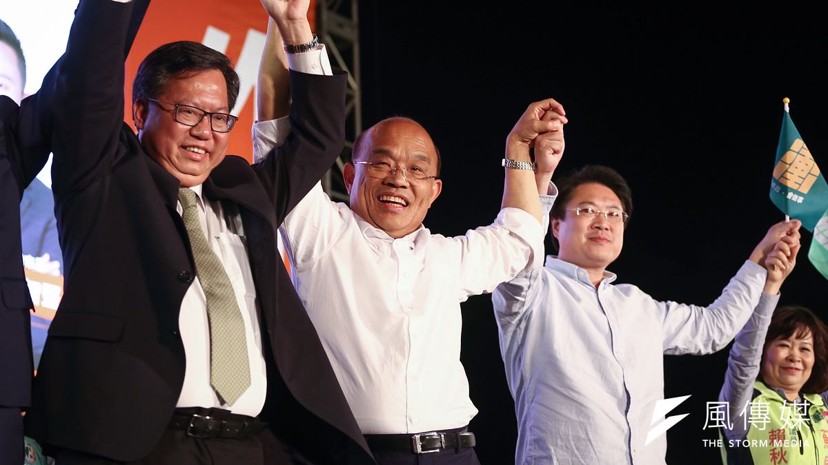 前桃園市長鄭文燦(左)搶黨主席不成後對蘇貞昌(中)示好,意在副閣揆,而在近期下架蘇貞昌的聲浪勢起後,沒相救還添加柴火,引起蘇系不滿。(資料照,陳品佑攝) 前桃園市長鄭文燦(左)搶黨主席不成後對蘇貞昌(中)示好,意在副閣揆,而在近期下架蘇貞昌的聲浪勢起後,沒相救還添加柴火,引起蘇系不滿。(資料照,陳品佑攝)