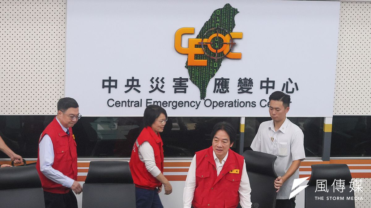 -總統賴清德(右二)、行政院長卓榮泰(左一)視導「凱米颱風中央災害應變中心第五次工作會報」。(顏麟宇攝) -總統賴清德(右二)、行政院長卓榮泰(左一)視導「凱米颱風中央災害應變中心第五次工作會報」。(顏麟宇攝)