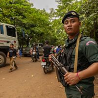 2025年7月27日、タイとカンボジアの軍が交戦する中、カンボジア・オッドーミーンチェイ州の避難キャンプ内で、補給用トラックを警護するカンボジアの武装警察官。(AP通信) 2025年7月27日、タイとカンボジアの軍が交戦する中、カンボジア・オッドーミーンチェイ州の避難キャンプ内で、補給用トラックを警護するカンボジアの武装警察官。(AP通信)