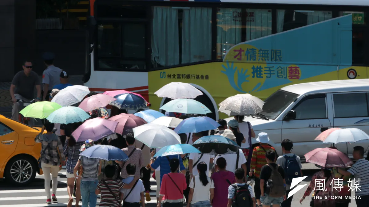 烈日當頭,今天(1日)全台天氣型態與昨天類似,雙北可能出現攝氏37度以上高溫,另外紫外線均達過量或危險級,氣象局表示,民眾要記得多喝水並做好防曬工作。(資料照,余志偉攝)