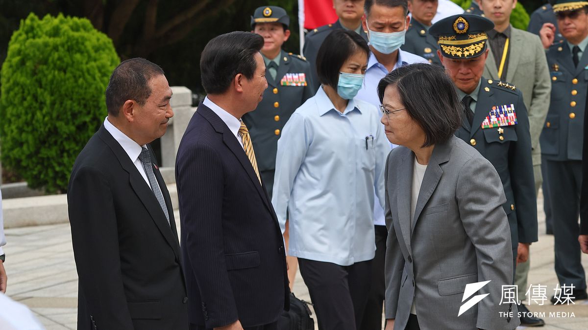 總統蔡英文(見圖)23日出席「八二三戰役勝利65週年紀念活動」,會中和國民黨總統參選人侯友宜有不少互動。(顏麟宇攝) 總統蔡英文(見圖)23日出席「八二三戰役勝利65週年紀念活動」,會中和國民黨總統參選人侯友宜有不少互動。(顏麟宇攝)