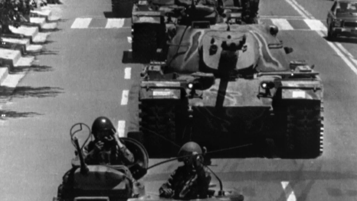 1980年掌握軍權的陸軍中將全斗煥擴大戒嚴,並在光州對抗議他政權的民眾血腥鎮壓。(美聯社)