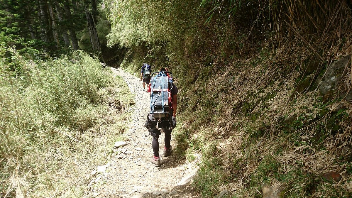玉山國家公園的排雲山莊最近整理環境,要將近80顆、每顆75公斤的太陽能廢鉛酸電池運 下山,每運一顆可獲得8000元。(圖取自st52112000@PTT ) 玉山國家公園的排雲山莊最近整理環境,要將近80顆、每顆75公斤的太陽能廢鉛酸電池運 下山,每運一顆可獲得8000元。(圖取自st52112000@PTT )