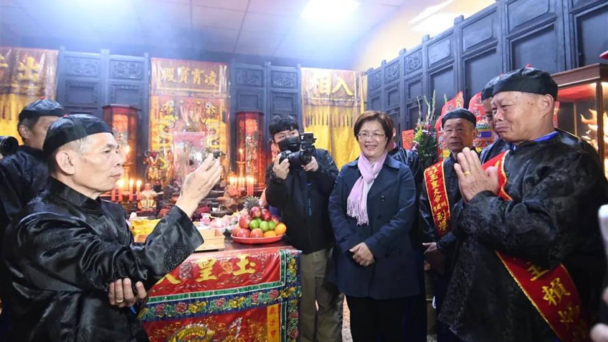 彰化縣長王惠美參加芬園百年傳統九角頭迎天公,見證新舊爐主交接天公印信。(圖/彰化縣政府)