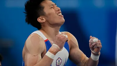 台灣代表隊「鞍馬王子」李智凱在東京奧運勇奪銀牌,吸引政治人物前往蹭熱度。(資料照,美聯社)