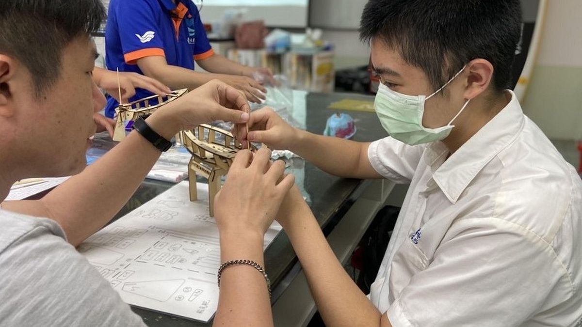 新店高中林健彰同學雖然全盲但仍選擇一般高中就讀,獲得該校特殊展能市長獎品德典範類殊榮。(圖/新北市教育局提供) 新店高中林健彰同學雖然全盲但仍選擇一般高中就讀,獲得該校特殊展能市長獎品德典範類殊榮。(圖/新北市教育局提供)