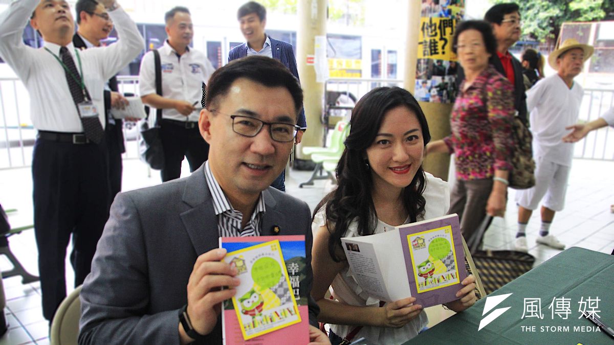 梨山成立全台最高書房,立委江啟臣幫助募書。(圖/諸葛志一攝) 梨山成立全台最高書房,立委江啟臣幫助募書。(圖/諸葛志一攝)