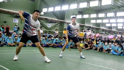 2020日本東京奧運男子羽球雙打金牌「麟洋配」李洋、王齊麟,現場示範各項羽球發球攻守等基本動作。(圖/高市運發局提供)