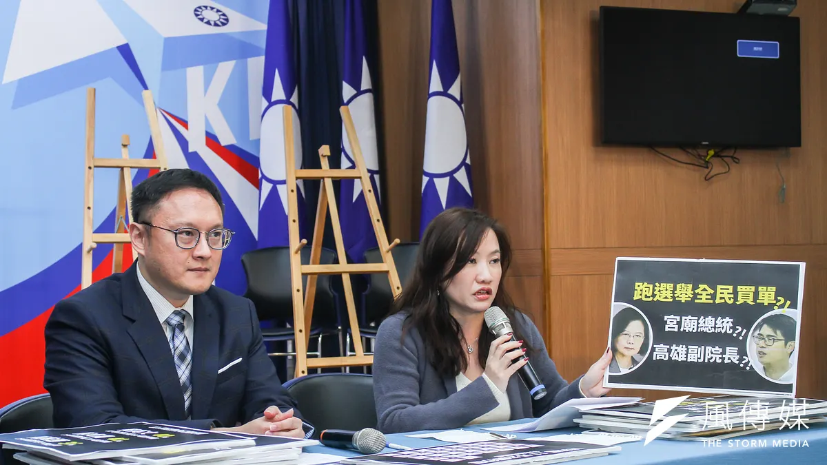 國民黨總統候選人韓國瑜競選發言人王淺秋(右)、鄭照新(左)召開「跑選舉全民買單!?宮廟總統!?」記者會。(蔡親傑攝)
