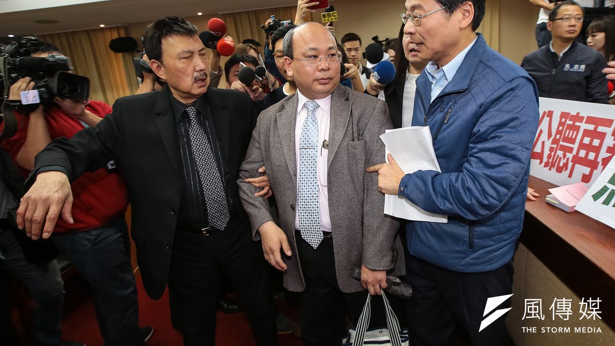 立法院內政委員會今(8)日原訂審查27個版本《公投法》修正草案,中選會代理主委陳朝建出席內政委員會審查公投法,遭國民黨委員包圍攔阻。(顏麟宇攝) 立法院內政委員會今(8)日原訂審查27個版本《公投法》修正草案,中選會代理主委陳朝建出席內政委員會審查公投法,遭國民黨委員包圍攔阻。(顏麟宇攝)