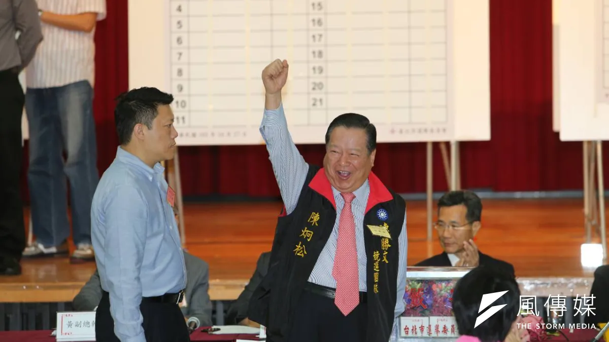 國民黨台北市長參選人連勝文抽中6號,無黨籍參選人柯文哲抽中7號。有趣的是,無黨籍參選人馮光遠抽中5號。(吳逸驊攝)