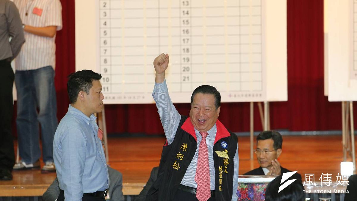 國民黨台北市長參選人連勝文抽中6號,無黨籍參選人柯文哲抽中7號。有趣的是,無黨籍參選人馮光遠抽中5號。(吳逸驊攝) 國民黨台北市長參選人連勝文抽中6號,無黨籍參選人柯文哲抽中7號。有趣的是,無黨籍參選人馮光遠抽中5號。(吳逸驊攝)