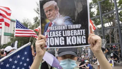 香港抗議者遊行示威時舉著標語,呼籲美國總統特朗普"解放香港"。