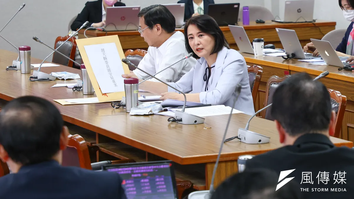 國民黨立委王鴻薇26日於司法法制委員會,向國安局、法務部提供趙天麟、鄭文燦相關資料,要求調查清楚。(顏麟宇攝)