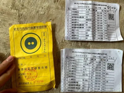 豬肉攤商出示屠宰證明,確認無違規之處。(圖/新北市政府農業局)