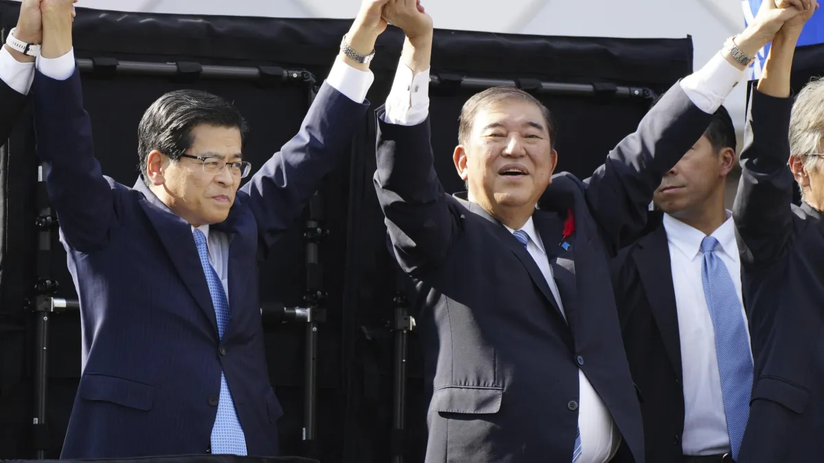 日本自民黨籍首相石破茂(左二)、公明黨總裁石井敬一(左一)在10月13日一起造勢,但石井在此次眾院選舉卻落選。(美聯社)