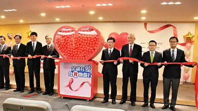 在金管會黃主委天牧 (左5)等人親臨見證下,今年期交所等6家金融周邊機構再次投入新臺幣5,000萬元,響應「金融有愛-食(實)物銀行」聯合捐贈活動。(圖/期交所提供)