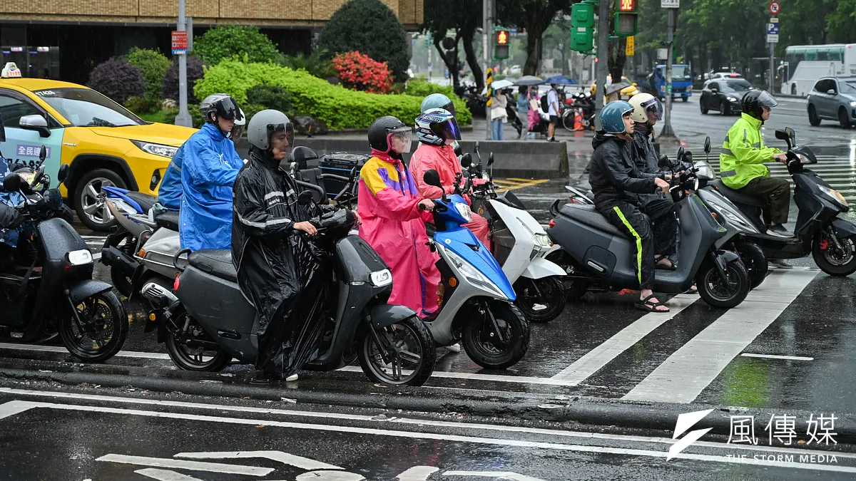 気象専門家によると、今秋最強の寒気が17日から南下し始め、気温が下がっている。19日と20日の早朝には12度前後まで冷え込む見込みだ。(資料写真/陳昱凱撮影) 気象専門家によると、今秋最強の寒気が17日から南下し始め、気温が下がっている。19日と20日の早朝には12度前後まで冷え込む見込みだ。(資料写真/陳昱凱撮影)