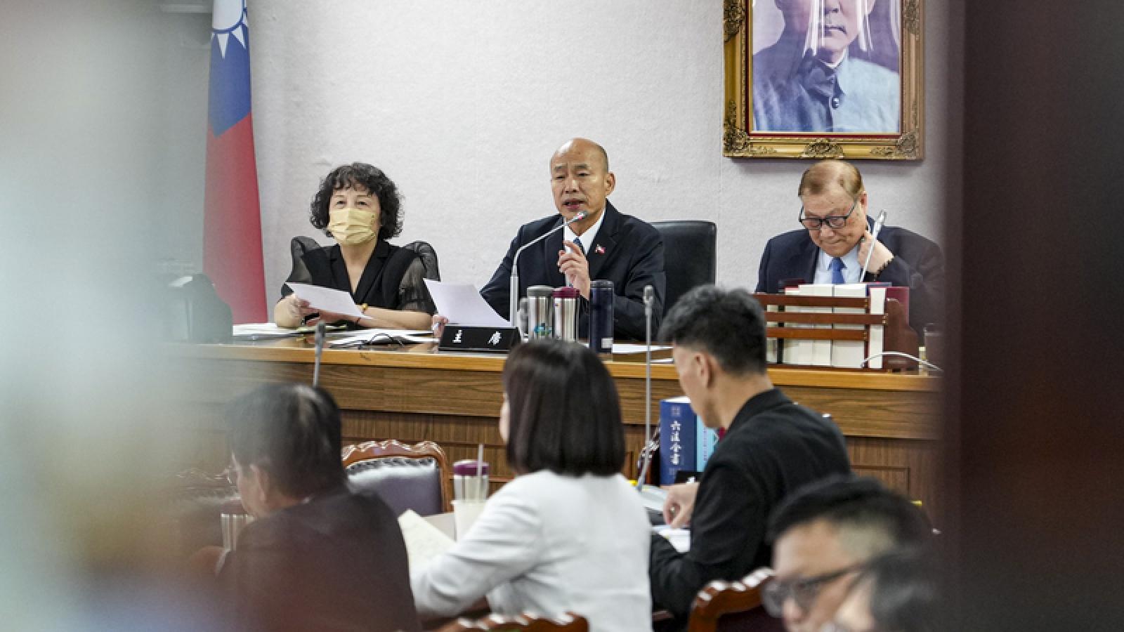翁曉玲堅持刪凍行政院預算 韓國瑜看不下去苦勸1句:今年只剩約4個月了