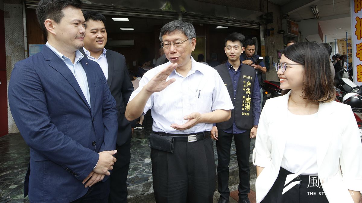 時力市議員參選人蕭新晟(左)競選辦公室成立,邀柯文哲(中)參觀。(郭晉瑋攝) 時力市議員參選人蕭新晟(左)競選辦公室成立,邀柯文哲(中)參觀。(郭晉瑋攝)