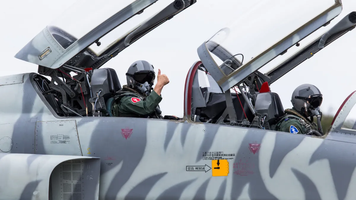 F-5型機14日在空軍台東志航基地執行特檢後首飛,空軍司令熊厚基上將(左)特別前往同乘飛行。(軍聞社提供)