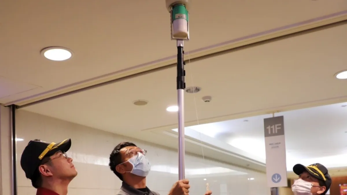 百貨公司美食街經由專業人員利用氣體探測器檢測廚房區域無可燃性氣體數值,檢測結果均符合規定。(圖/高市府提供)