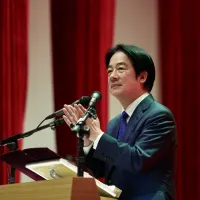 賴總統出席軍人節表揚活動,並為受表揚的國軍代表鼓掌。(中央社) 賴總統出席軍人節表揚活動,並為受表揚的國軍代表鼓掌。(中央社)