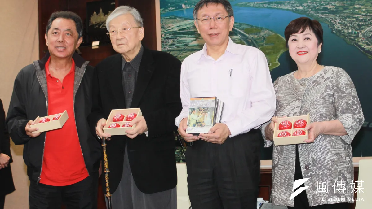 盼能在台北市舉辦金馬終身成就獎得主甄珍從影55週年特展,左起導演朱延平、李行、甄珍等人1日下午拜訪台北市長柯文哲。(方炳超攝)