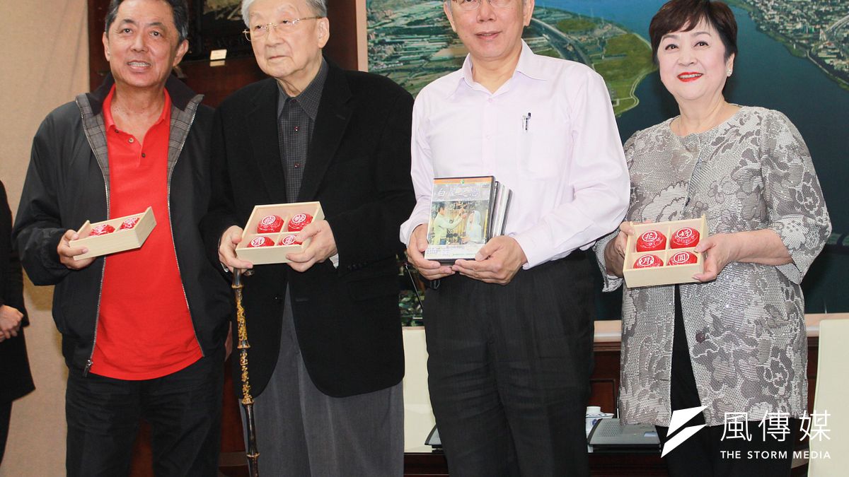 盼能在台北市舉辦金馬終身成就獎得主甄珍從影55週年特展,左起導演朱延平、李行、甄珍等人1日下午拜訪台北市長柯文哲。(方炳超攝) 盼能在台北市舉辦金馬終身成就獎得主甄珍從影55週年特展,左起導演朱延平、李行、甄珍等人1日下午拜訪台北市長柯文哲。(方炳超攝)