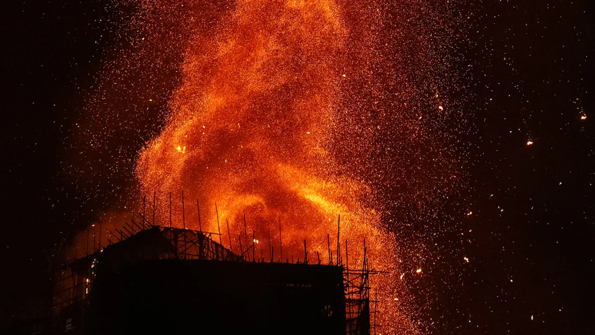 香港・新界の大埔にある宏福苑では、17年ぶりとなる深刻な五級火災が発生した。(写真/AP通信)