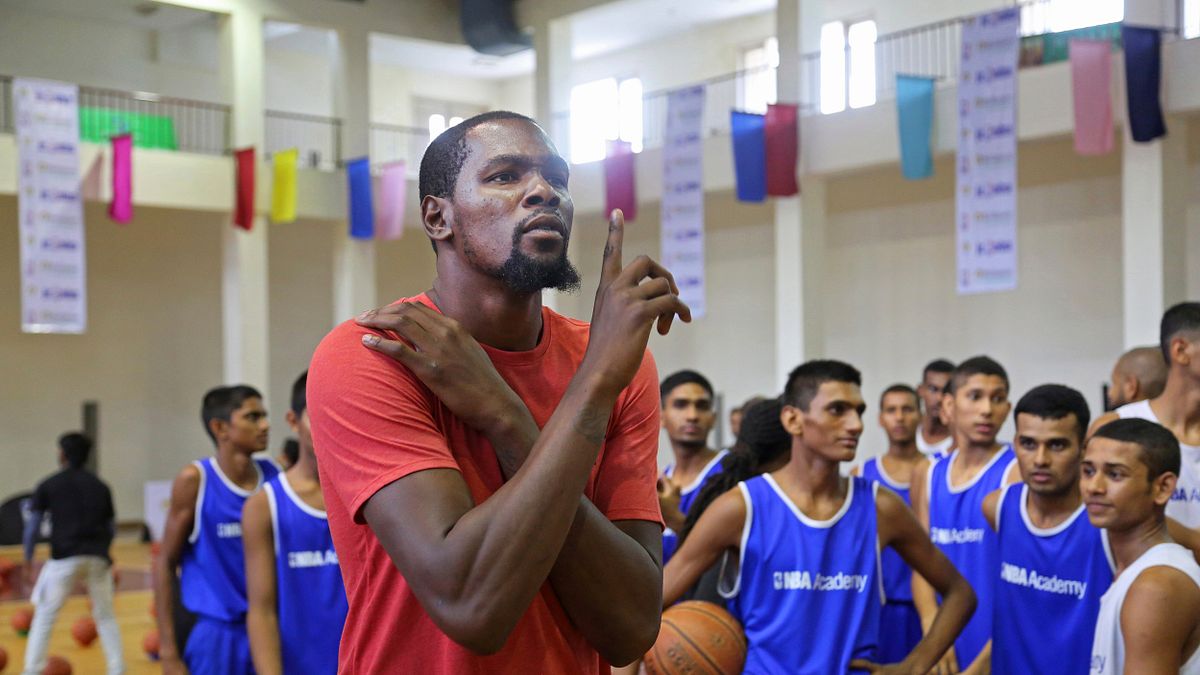 NBA總冠軍賽最有價值球員(MVP)杜蘭特(Kevin Durant)出席NBA印度籃球學院活動,教導來自全印度的男女未來之星籃球技術。(AP) NBA總冠軍賽最有價值球員(MVP)杜蘭特(Kevin Durant)出席NBA印度籃球學院活動,教導來自全印度的男女未來之星籃球技術。(AP)