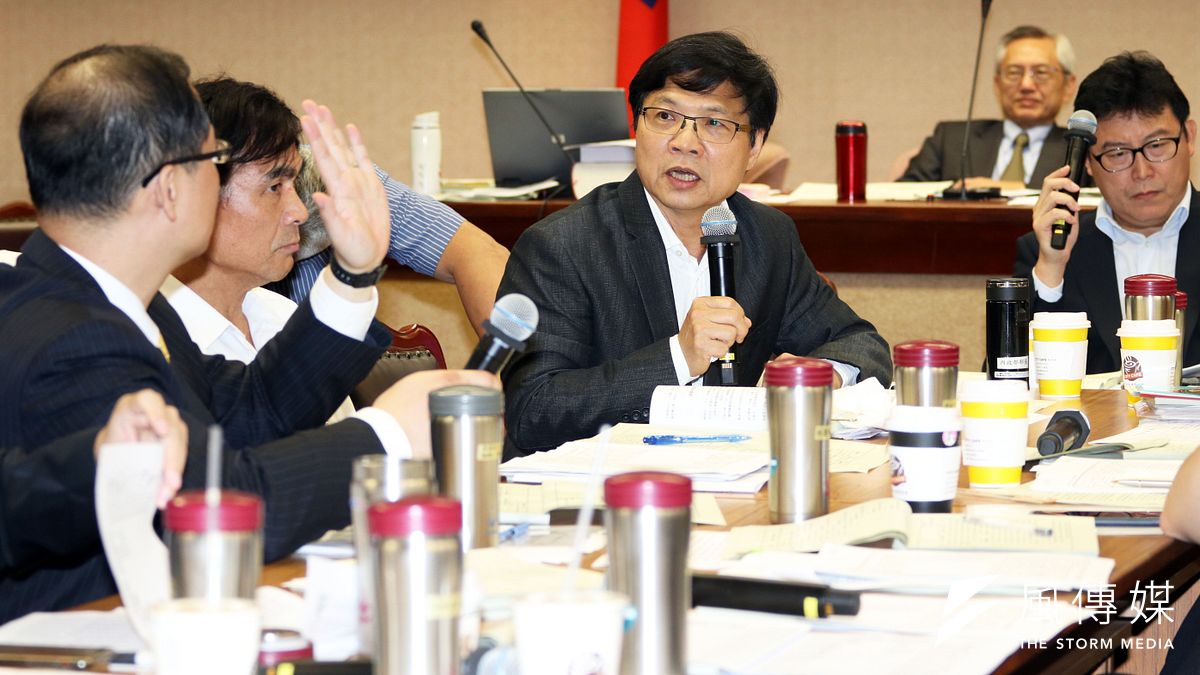 內政部長葉俊榮(中)上午出席立法院內政委員會。(蘇仲泓攝) 內政部長葉俊榮(中)上午出席立法院內政委員會。(蘇仲泓攝)