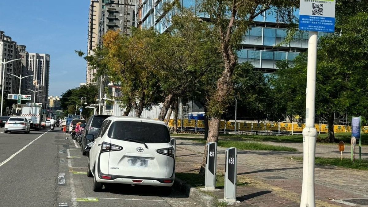 為利民眾辨識,智慧停車格有標繪綠色LOGO及「智慧」標字。(圖/高市交通局提供) 為利民眾辨識,智慧停車格有標繪綠色LOGO及「智慧」標字。(圖/高市交通局提供)