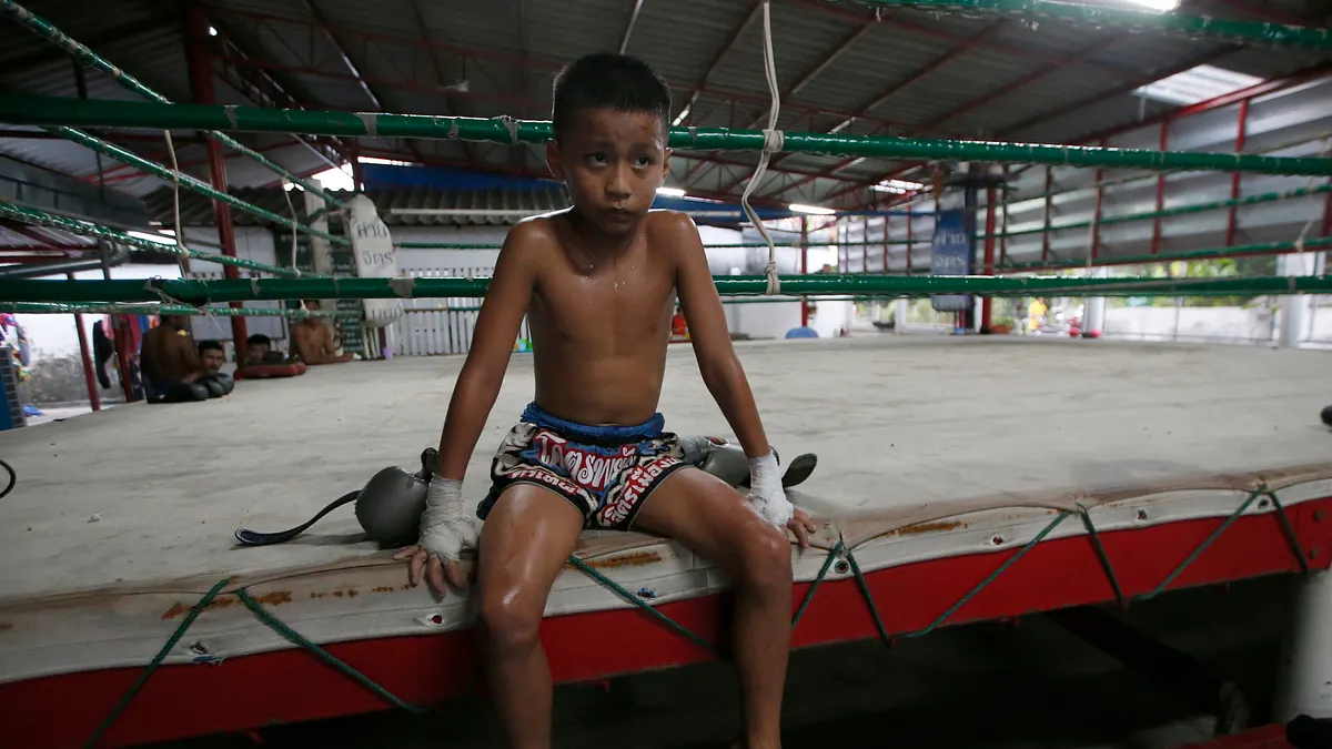 泰國貧窮的孩子ˋ為了賺錢而投入泰拳訓練和比賽,卻可能影響他們的腦部發展。(美聯社) 泰國貧窮的孩子ˋ為了賺錢而投入泰拳訓練和比賽,卻可能影響他們的腦部發展。(美聯社)