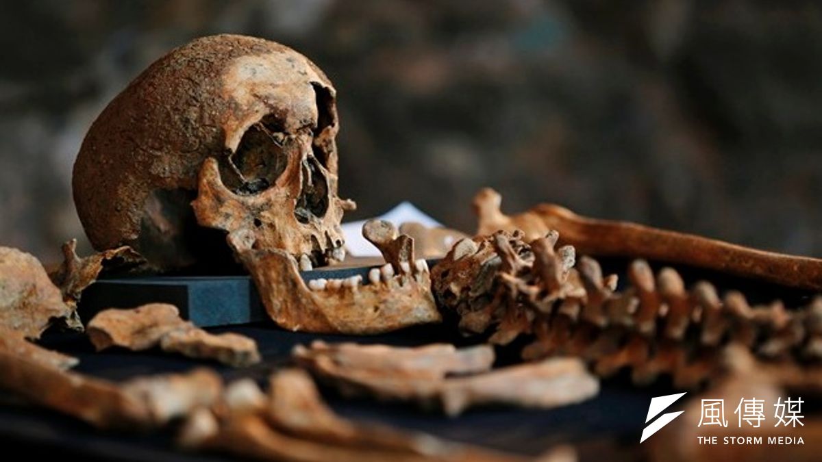 倫敦橫貫鐵路挖掘工程在法靈頓發現14世紀時橫掃歐洲的「黑死病」墓穴(美聯社) 倫敦橫貫鐵路挖掘工程在法靈頓發現14世紀時橫掃歐洲的「黑死病」墓穴(美聯社)