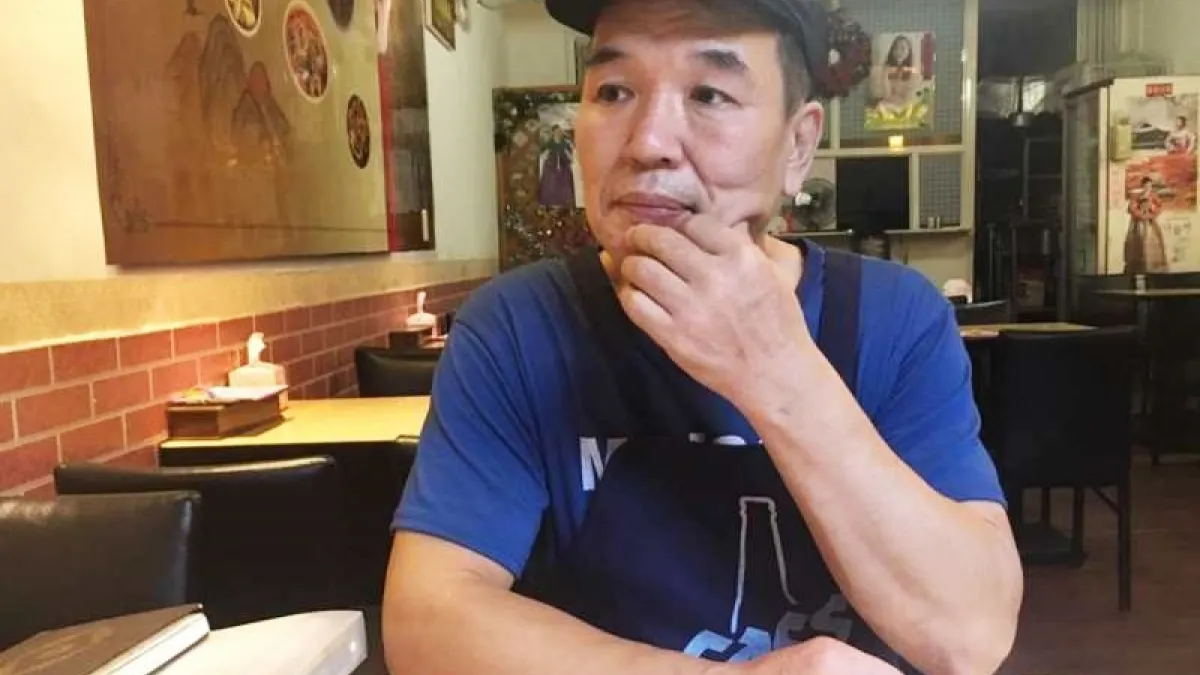 在韓國被關兩年、在台灣被關十年,韓式料理店老闆侯丙木一臉和善,卻有著外人難以想像的「浪子」經歷。(圖/鐘敏瑜攝)