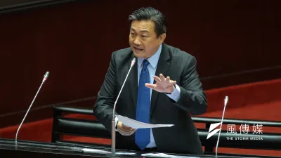 民進黨立委王定宇16日上午在立院總質詢時,指出有部分專門討好中國、忽略國安的媒體,指控政府利用《洗錢防制法》嚴查中國台商,盼行政部門就此澄清。(顏麟宇攝)