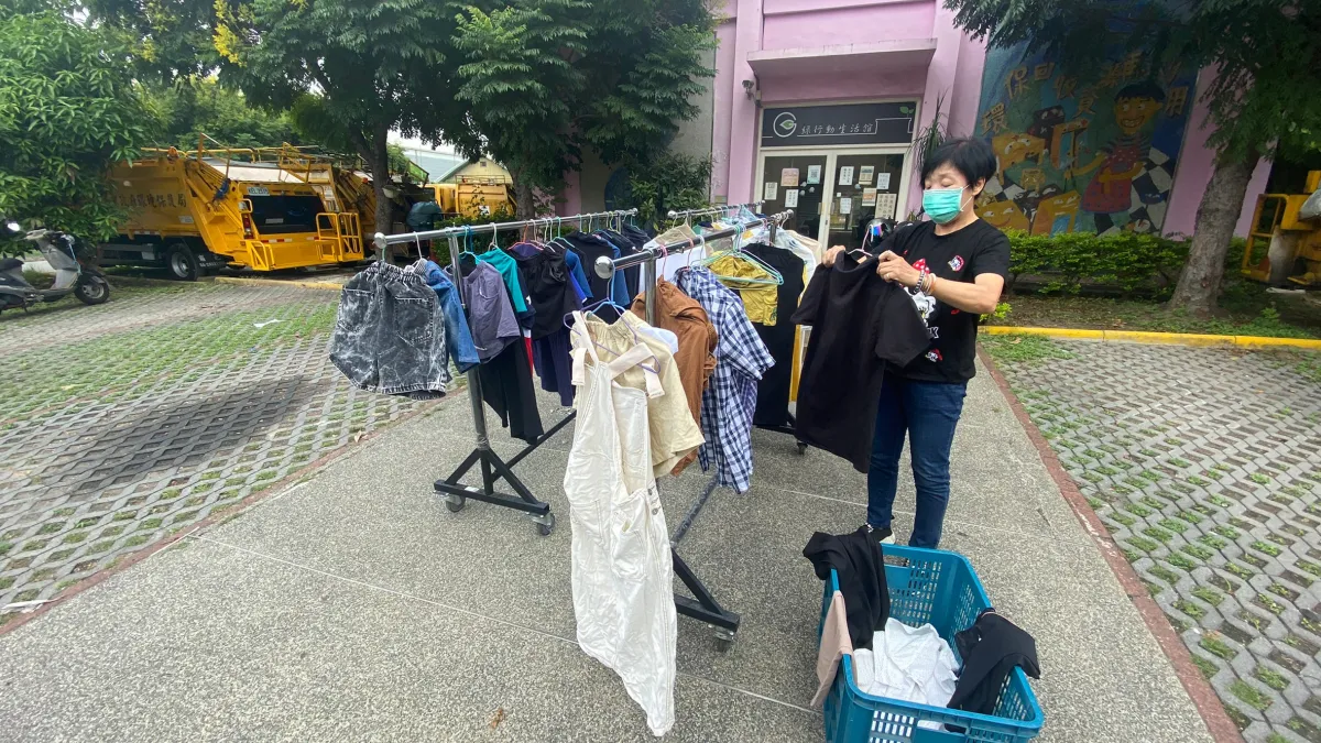 「二手物銀行」專員將二手衣清洗後贈致需要街友,再創舊物新價值,資源充分再利用。(圖/台中市政府)