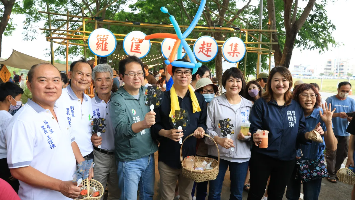 市長陳其邁與立委邱志偉、高雄市議員陸淑美、觀光局長高閔琳及在地里長們逛籮筐小趕集。(圖/高市觀光局提供)