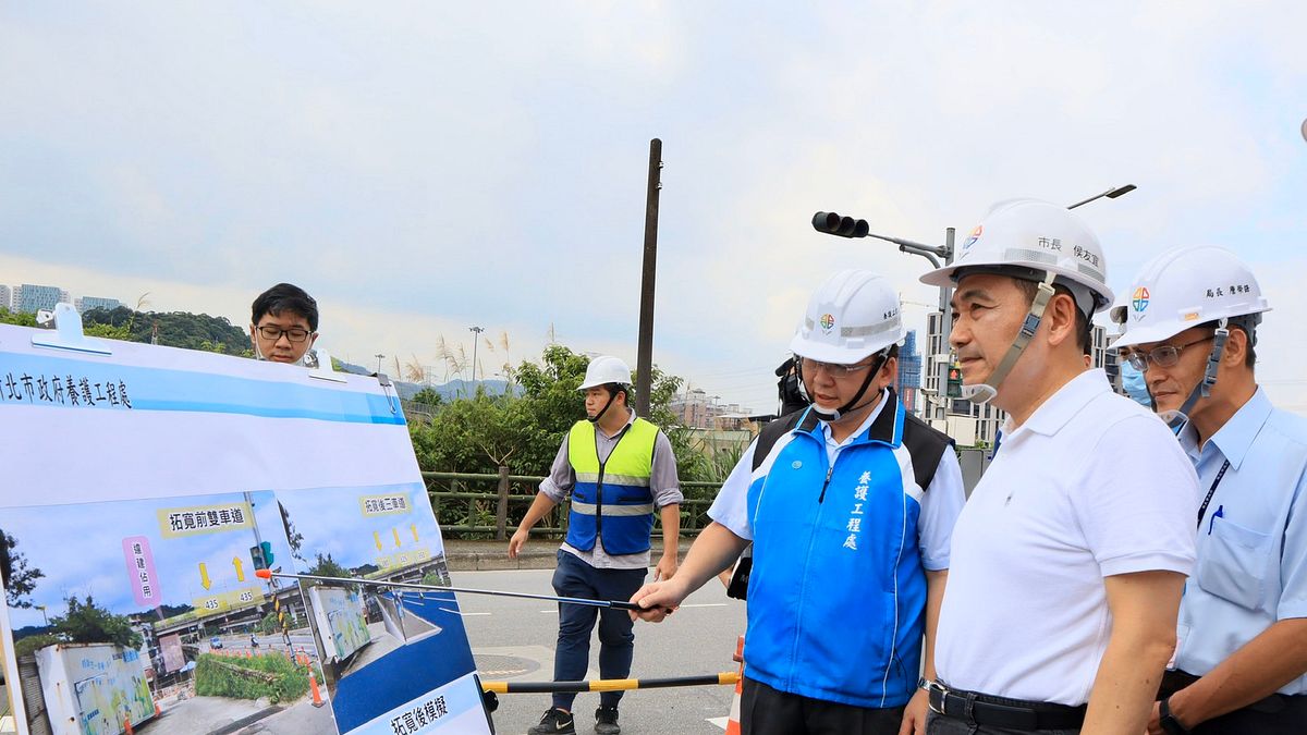 市長侯友宜視察汐止康寧街拓寬工程,預計8月底完工,預期將使國道和地方聯絡道容納更多車流,促進交通順暢。(圖/新北工務局提供) 市長侯友宜視察汐止康寧街拓寬工程,預計8月底完工,預期將使國道和地方聯絡道容納更多車流,促進交通順暢。(圖/新北工務局提供)