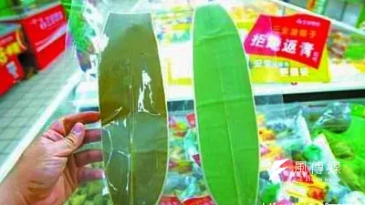 左邊為一般的正常粽葉,右為用硫酸銅煮過的「返青粽葉」,特別鮮艷。(取自網路)